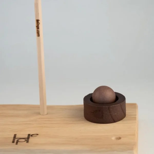 Diffusore in legno tondo con sfera, sulla base in rovere di HOPE