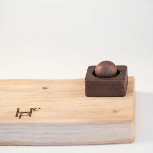 Diffusore in legno quadrato con sfera, sulla base in rovere di HOPE