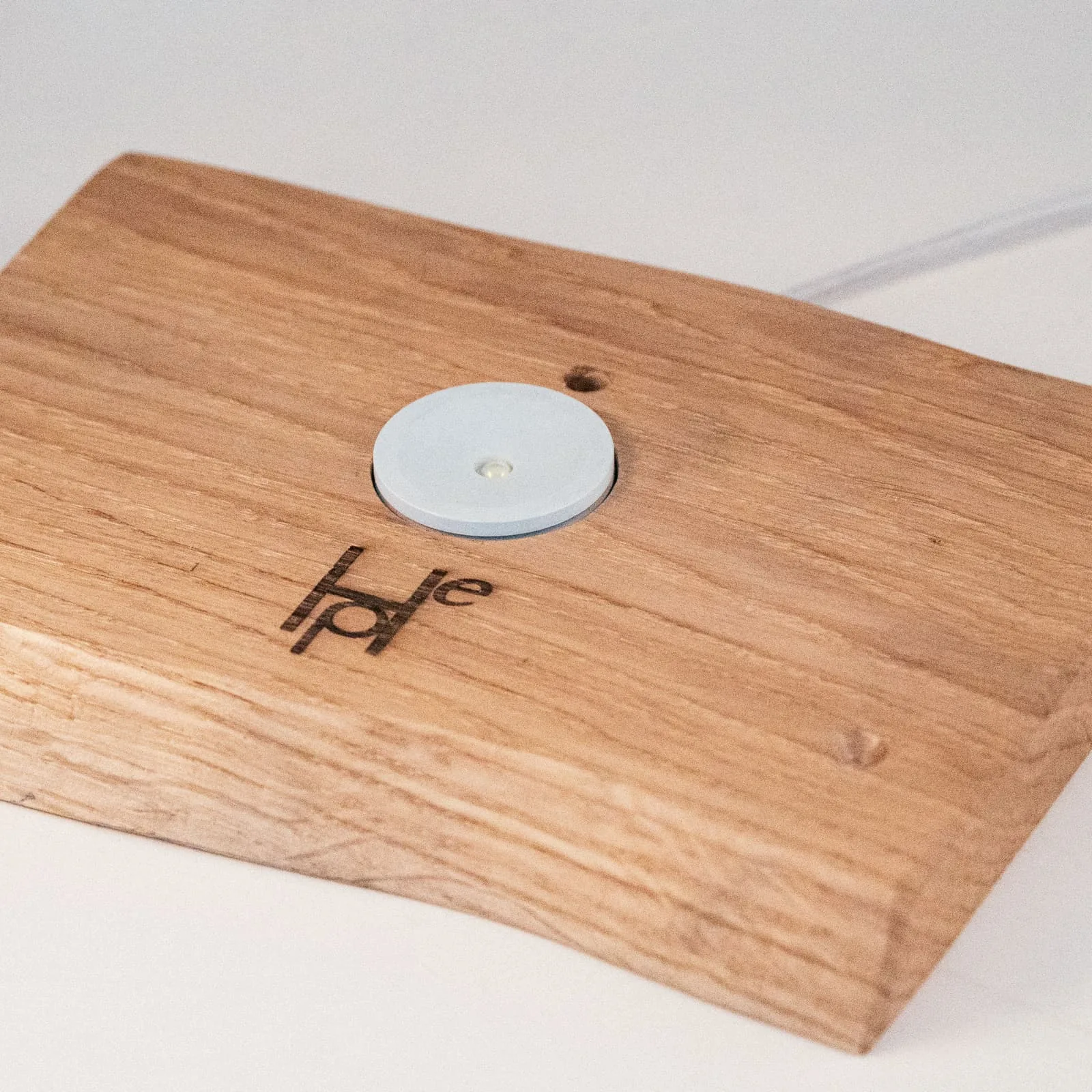 Luce LED montata sulla base in rovere di HOPE