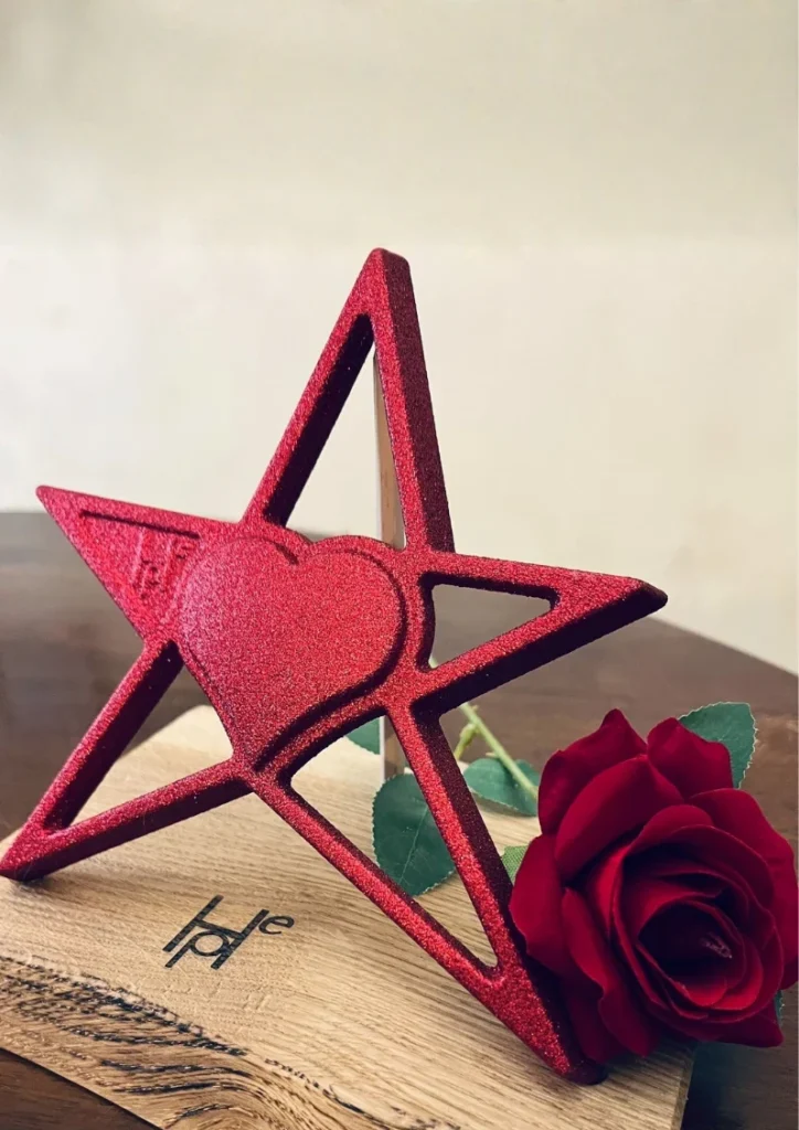HOPE Bacio di rosa glitter sulla base in rovere, con una rosa rossa
