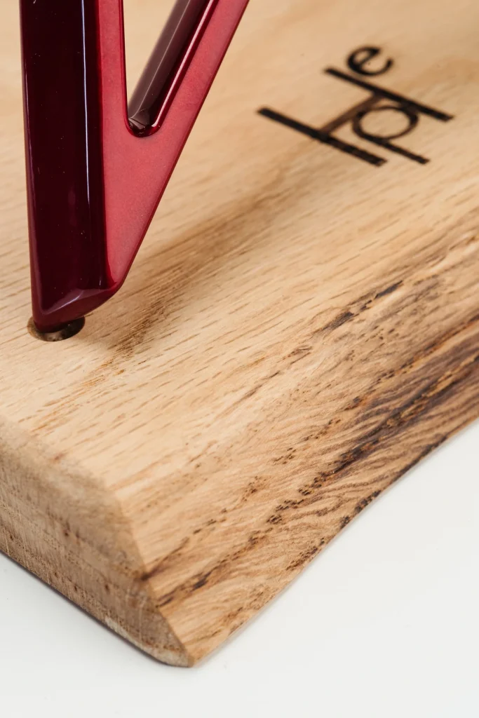 La base in rovere con il logo HOPE